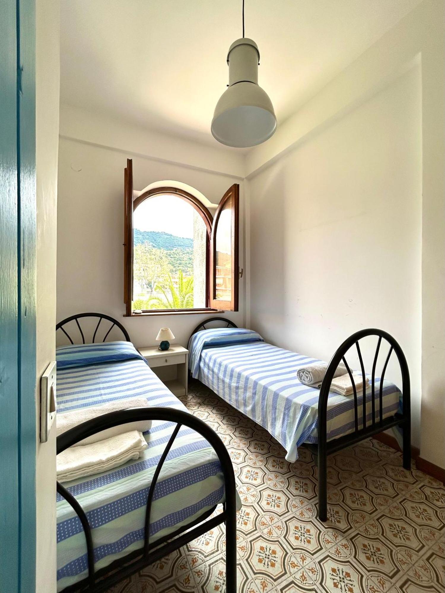 فيلا Vista Mare Su Tre Piani Con Giardino فاليرنا المظهر الخارجي الصورة